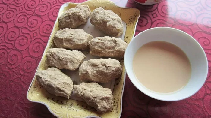 酥油茶是西藏的日常食品，通常與糌粑壹起食用。